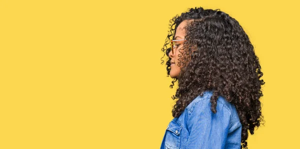 Jovem Mulher Bonita Com Cabelo Encaracolado Vestindo Óculos Olhando Para — Fotografia de Stock