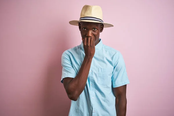 Africký Američan Modré Košili Letním Klobouku Přes Izolované Růžové Pozadí — Stock fotografie