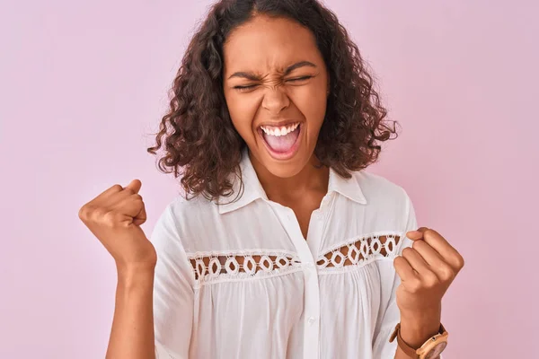 Jeune Femme Brésilienne Portant Chemise Debout Sur Fond Rose Isolé — Photo