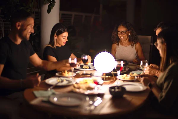 Bella Famiglia Cena Parlando Sorridendo Alla Terrazza — Foto Stock