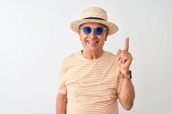 Uomo Anziano Che Indossa Occhiali Sole Righe Cappello Estivo Sfondo — Foto Stock
