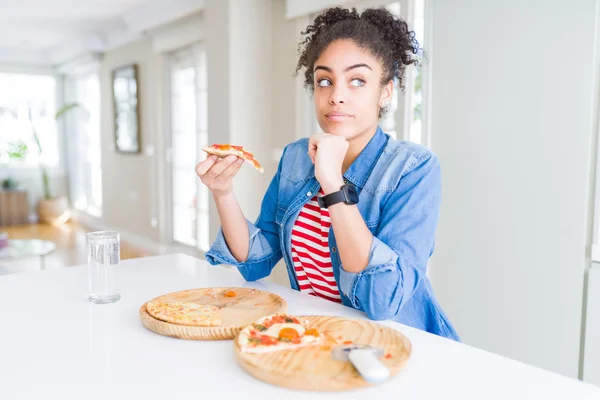 Mujer Afroamericana Joven Comiendo Dos Pizzas Caseras Queso Cara Seria — Foto de Stock