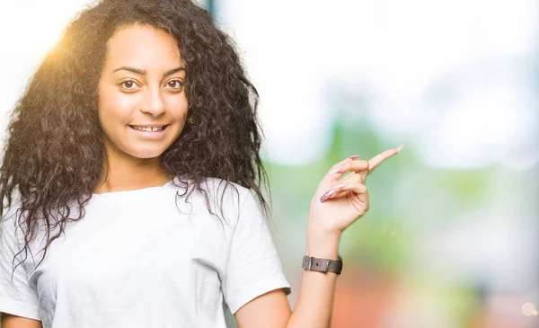 Menina Bonita Nova Com Cabelo Encaracolado Vestindo Camiseta Branca Casual — Fotografia de Stock