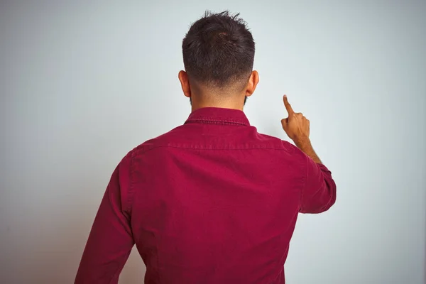 Junger Indischer Mann Roten Eleganten Hemd Der Vor Isoliertem Grauen — Stockfoto