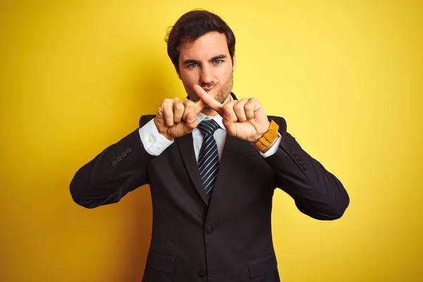 Junger Gutaussehender Geschäftsmann Anzug Und Krawatte Der Vor Isoliertem Gelben — Stockfoto