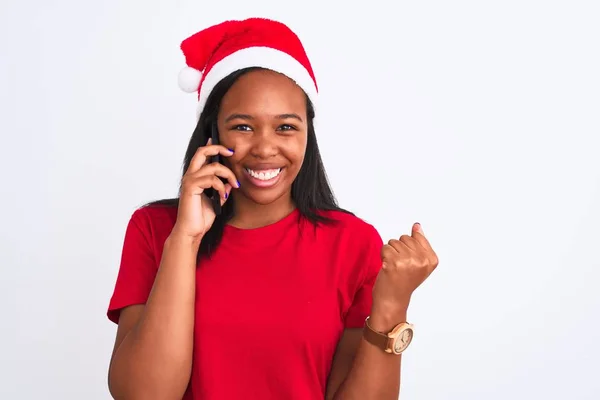 Jovem Afro Americana Vestindo Chapéu Natal Falando Smartphone Gritando Orgulhoso — Fotografia de Stock