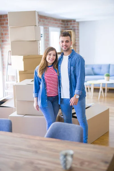 Junges Schönes Verliebtes Paar Zieht Neues Zuhause Sehr Glücklich Und — Stockfoto