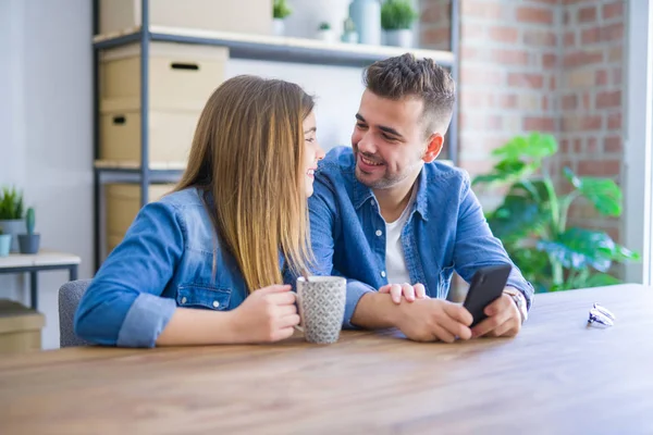 Ungt Par Avkopplande Dricka Kopp Kaffe Och Använda Smartphone Sitter — Stockfoto