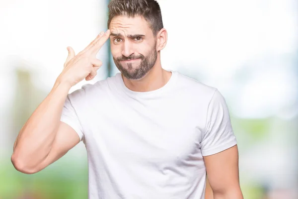 Bonito Homem Vestindo Camiseta Branca Livre Fundo Tiro Matar Apontando — Fotografia de Stock