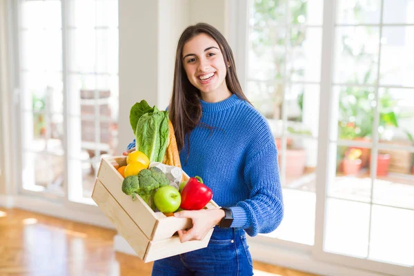 Wanita Muda Tersenyum Memegang Kotak Kayu Bahan Makanan Dari Pengiriman — Stok Foto