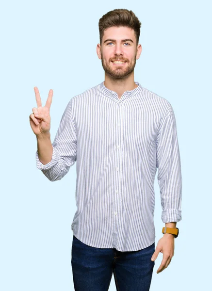 Młody Przystojny Mężczyzna Pokazując Wskazując Palce Numer Dwa Uśmiechając Się — Zdjęcie stockowe