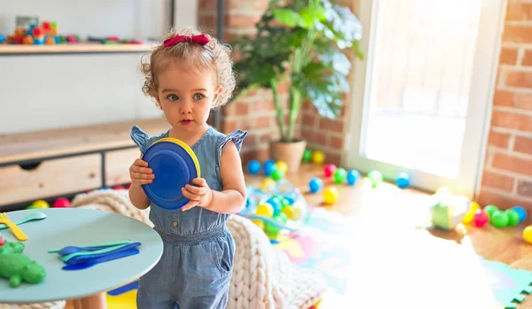 Renkli Oyun Odasında Beyaz Güzel Bir Bebek Oyuncaklarla Oynuyor Anaokulundaki — Stok fotoğraf