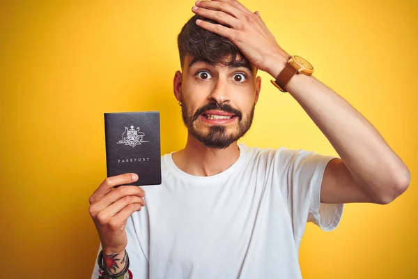 Avustralya Pasaportu Takan Genç Bir Adam Izole Edilmiş Sarı Arka — Stok fotoğraf