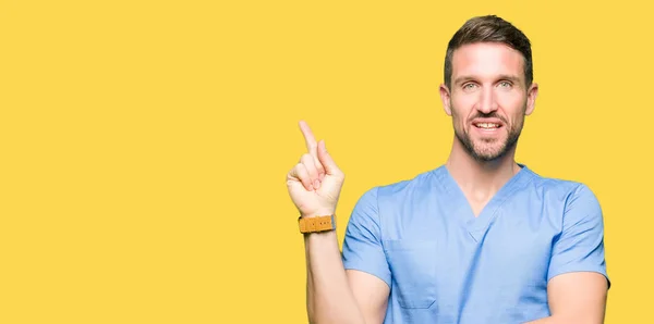 Bonito Médico Homem Vestindo Uniforme Médico Sobre Fundo Isolado Com — Fotografia de Stock