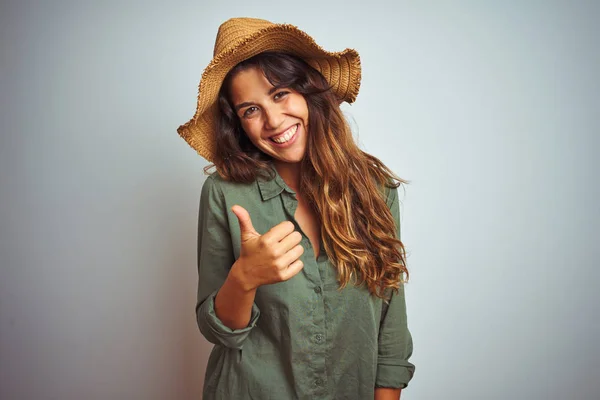 Joven Hermosa Mujer Vacaciones Con Camisa Verde Sombrero Sobre Fondo —  Fotos de Stock