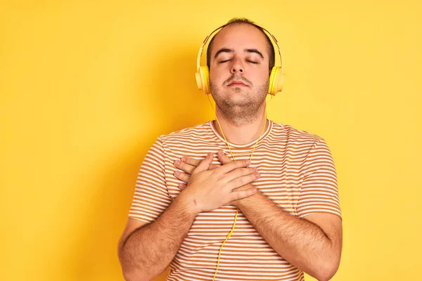 Mladý Muž Poslouchá Hudbu Pomocí Sluchátek Stojících Nad Osamělým Žlutým — Stock fotografie
