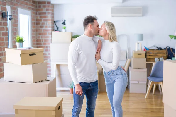 Junges Schönes Paar Steht Küssend Neuen Zuhause Kartons Herum — Stockfoto