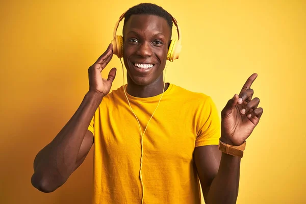 Hombre Afroamericano Escuchando Música Usando Auriculares Sobre Fondo Amarillo Aislado — Foto de Stock