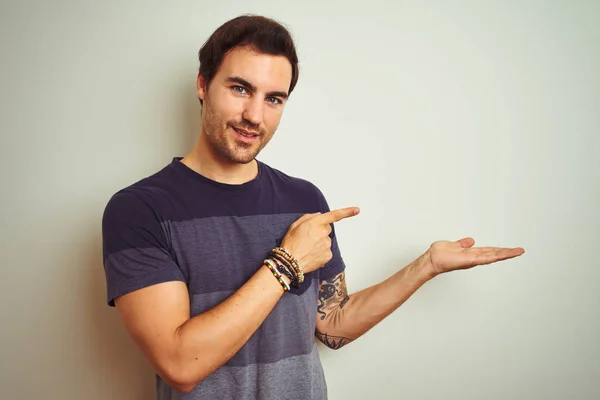 Joven Hombre Guapo Con Tatuaje Con Camiseta Casual Sobre Fondo —  Fotos de Stock