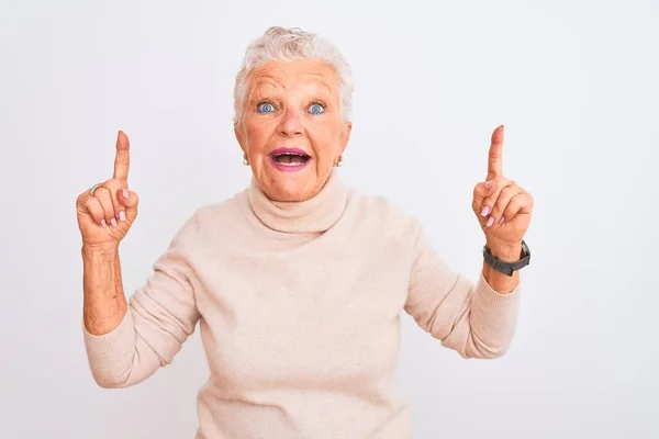 Ältere Grauhaarige Frau Rollkragenpullover Die Vor Isoliertem Weißen Hintergrund Steht — Stockfoto