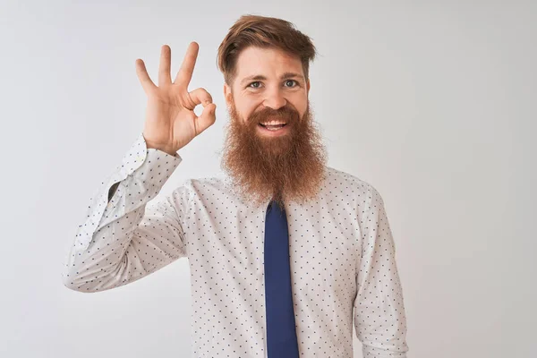 Joven Pelirrojo Empresario Irlandés Pie Sobre Fondo Blanco Aislado Sonriendo —  Fotos de Stock