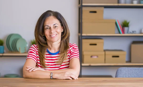 Mujer Mayor Mediana Edad Sentada Mesa Casa Con Una Sonrisa —  Fotos de Stock