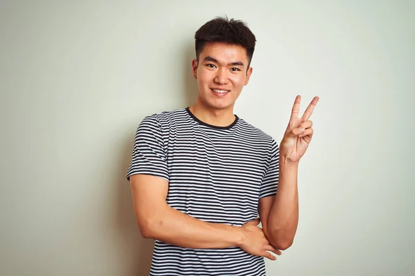 Junger Asiatischer Chinese Gestreiftem Shirt Vor Isoliertem Weißem Hintergrund Lächelnd — Stockfoto