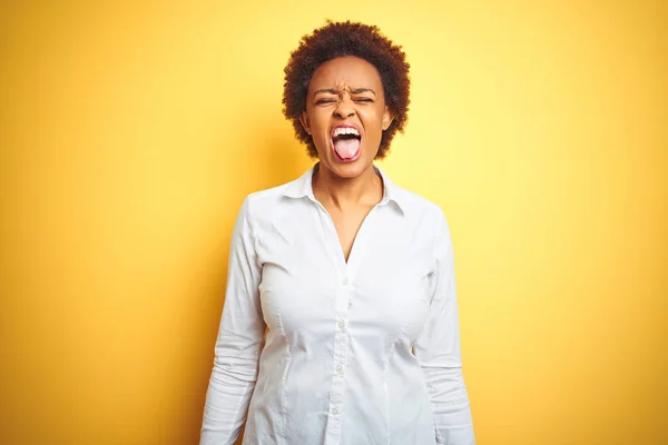 Afrikai Amerikai Üzletasszony Izolált Sárga Háttér Kinyújtott Nyelv Boldog Vicces — Stock Fotó