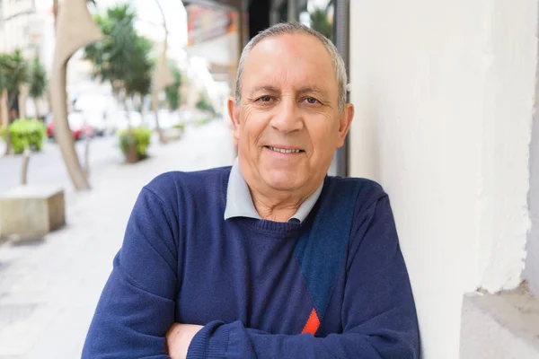 Bonito homem de meia idade sênior sorrindo alegre, feliz e possua — Fotografia de Stock