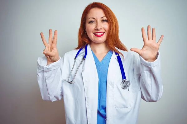 Jovem Mulher Médica Ruiva Usando Estetoscópio Sobre Fundo Isolado Branco — Fotografia de Stock