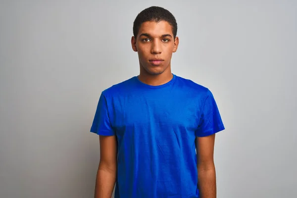 Молодий Красивий Арабський Чоловік Синій Футболці Стоїть Над Ізольованим Білим — стокове фото