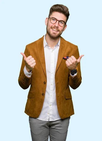 Joven Hombre Negocios Guapo Con Gafas Signo Éxito Haciendo Gesto — Foto de Stock