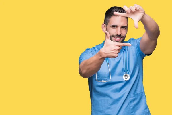 Bonito Jovem Médico Cirurgião Homem Sobre Fundo Isolado Sorrindo Fazendo — Fotografia de Stock