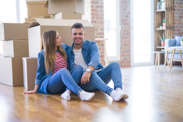 Junges Schönes Verliebtes Paar Zieht Ein Neues Zuhause Sitzt Auf — Stockfoto