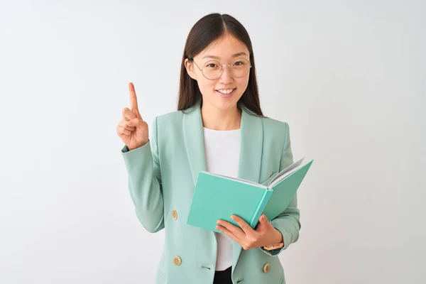 Jeune Étudiante Chinoise Portant Des Lunettes Lecture Livre Sur Fond — Photo