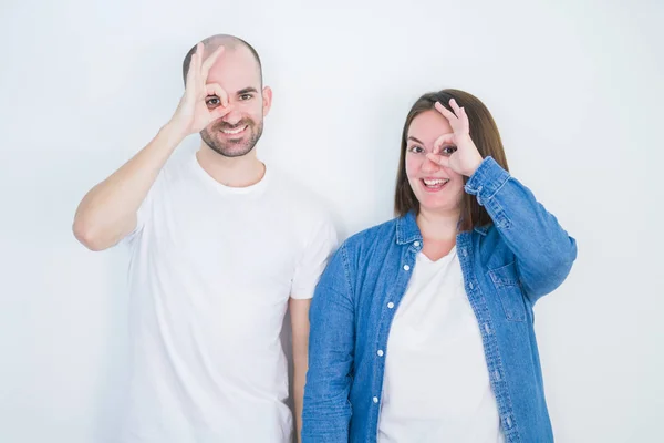 Jovem Casal Juntos Sobre Branco Isolado Fundo Fazendo Gesto Com — Fotografia de Stock