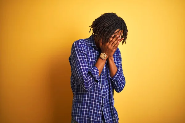 Homem Afro Com Dreadlocks Vestindo Camisa Casual Sobre Fundo Amarelo — Fotografia de Stock