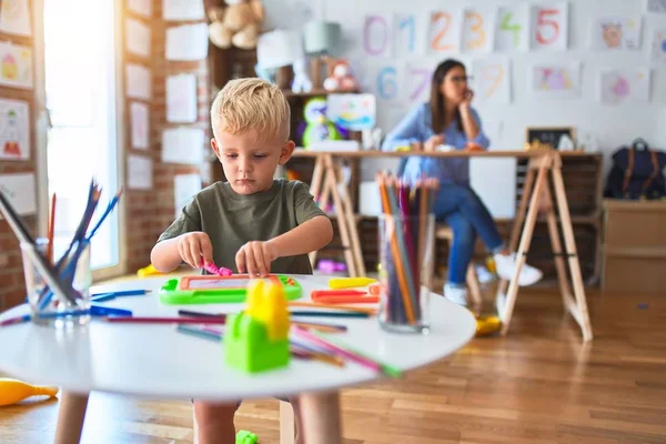 Jong Kaukasisch Kind Speelt Speelschool Met Leraar Moeder Zoon Speelkamer — Stockfoto