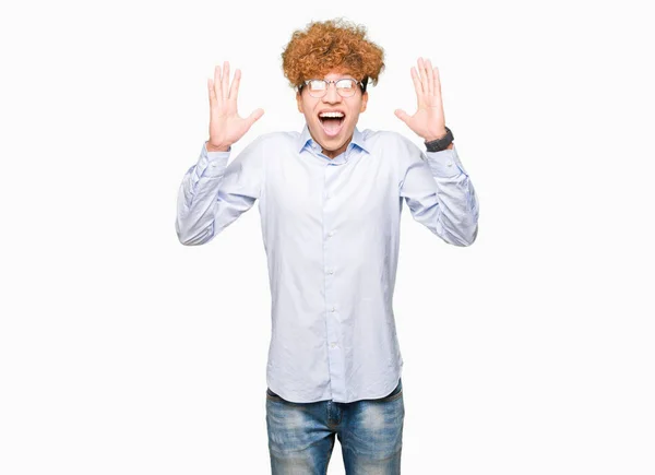 Jovem Homem Negócios Bonito Com Afro Vestindo Óculos Celebrando Louco — Fotografia de Stock