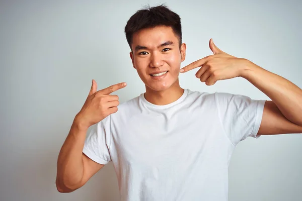 Jovem Asiático Chinês Homem Vestindo Shirt Sobre Isolado Branco Fundo — Fotografia de Stock