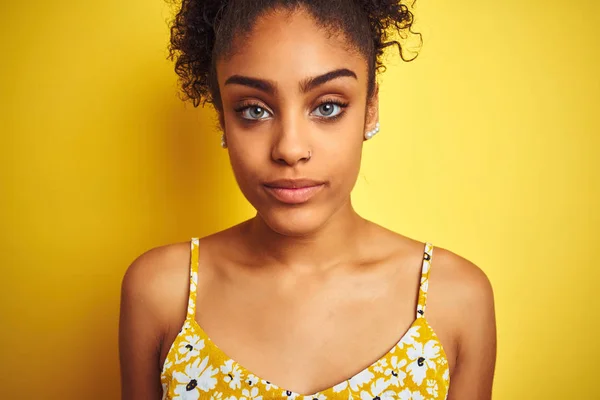 Mujer Afroamericana Joven Con Vestido Floral Verano Sobre Fondo Amarillo — Foto de Stock