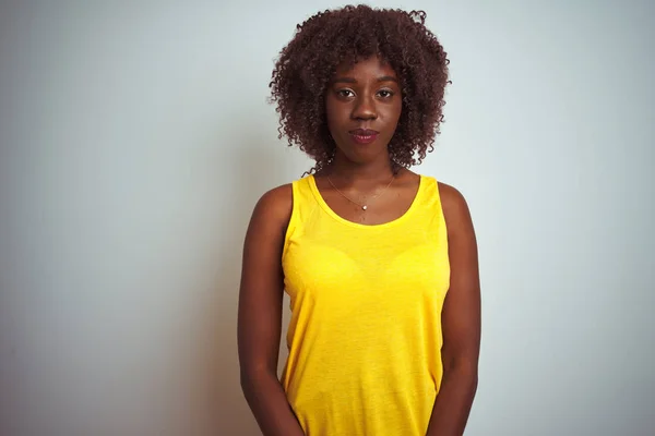 Mujer Afro Africana Joven Con Camiseta Amarilla Sobre Fondo Blanco —  Fotos de Stock