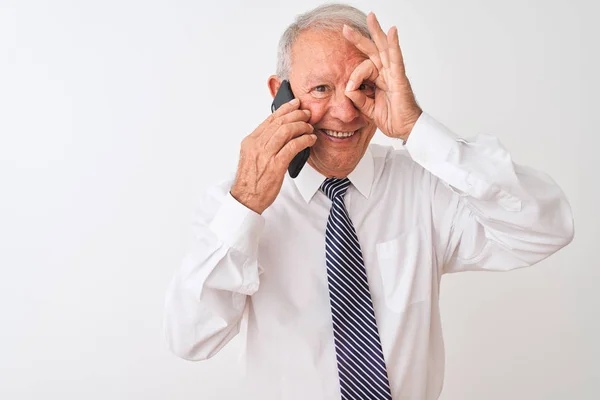 Empresário Cabelos Grisalhos Sênior Falando Smartphone Sobre Fundo Branco Isolado — Fotografia de Stock