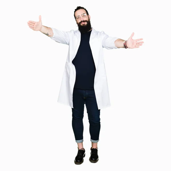 Γιατρός Θεραπευτής Άνθρωπος Μακριά Μαλλιά Και Αρκούδα Φορώντας Λευκό Παλτό — Φωτογραφία Αρχείου
