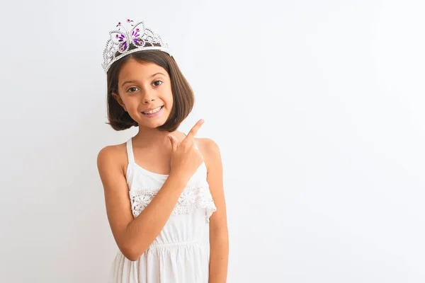 Hermosa Niña Con Corona Princesa Pie Sobre Fondo Blanco Aislado — Foto de Stock