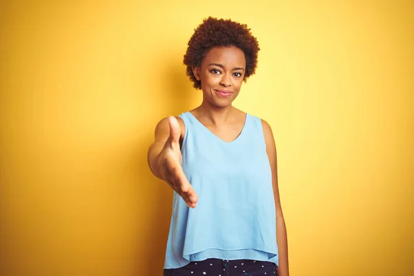 Mooie Afrikaanse Amerikaanse Vrouw Dragen Elegante Shirt Geïsoleerde Gele Achtergrond — Stockfoto