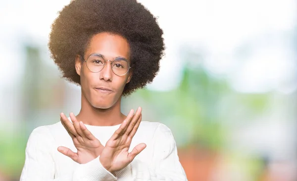 年轻的非洲裔美国男子戴着眼镜非洲裔头发拒绝表情交叉手臂和手掌做负面标志 愤怒的脸 — 图库照片