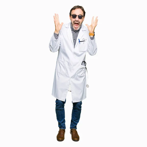 Stilig Medelåldern Läkare Man Bär Solglasögon Firar Arg Och Galen — Stockfoto