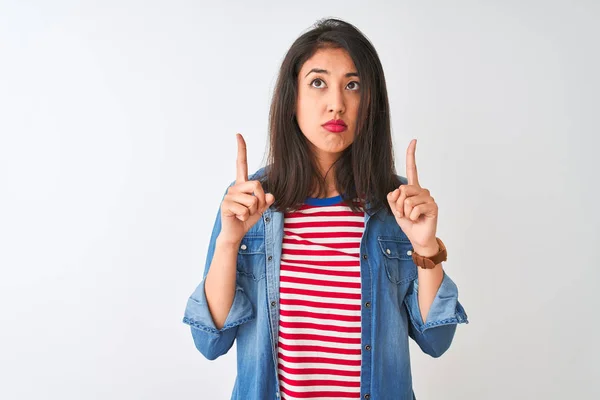 Junge Chinesin Gestreiftem Shirt Und Jeanshemd Über Isoliertem Weißem Hintergrund — Stockfoto