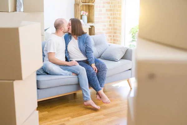 Pareja Joven Enamorada Relajándose Abrazándose Sentada Sofá Casa Nueva Sonriendo — Foto de Stock